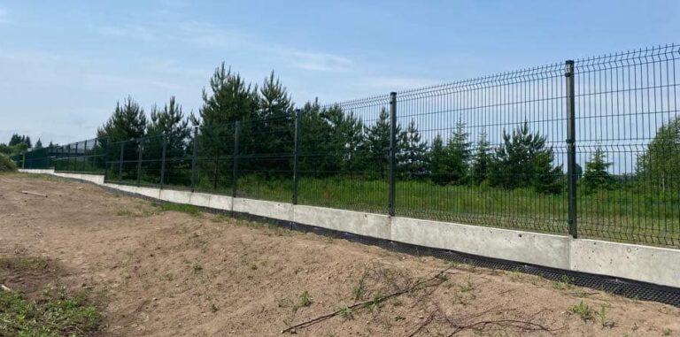 Segmentinė tvora gyvenamajam sklypui