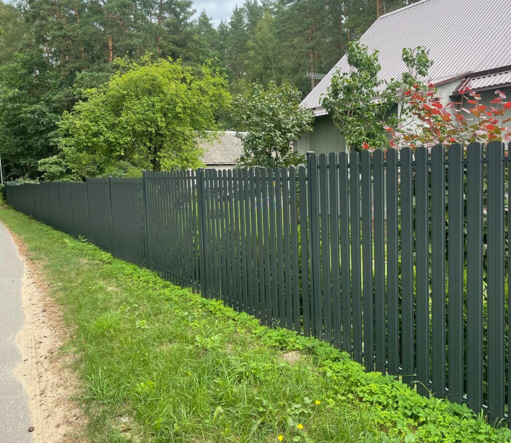 Tvoralenčių tipo metalinė tvora su betoniniu pamatėliu