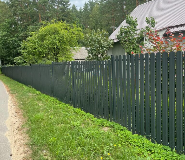 Tvoralenčių tipo metalinė tvora su betoniniu pamatėliu