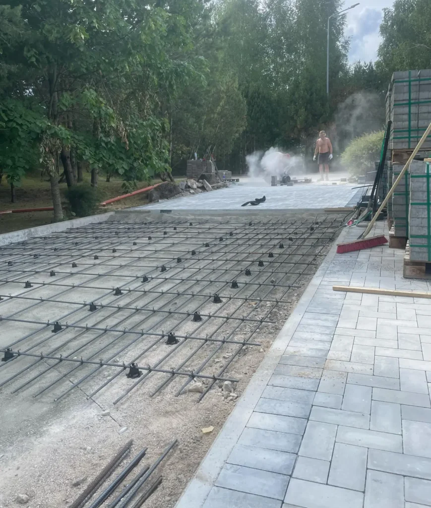 Trinkelių klojimas su pagrindo paruošimu ir medžiagomis kieme