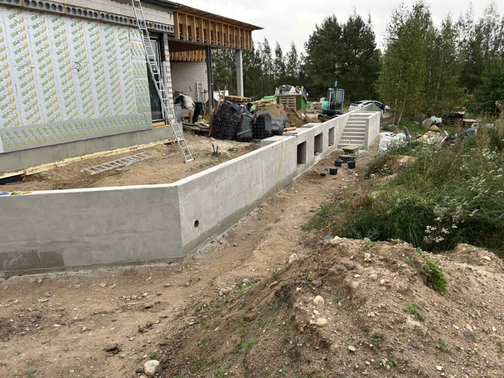 Išlygintas sklypas prie statomo namo po teritorijos valymo ir paruošimo darbų Vilniaus rajone