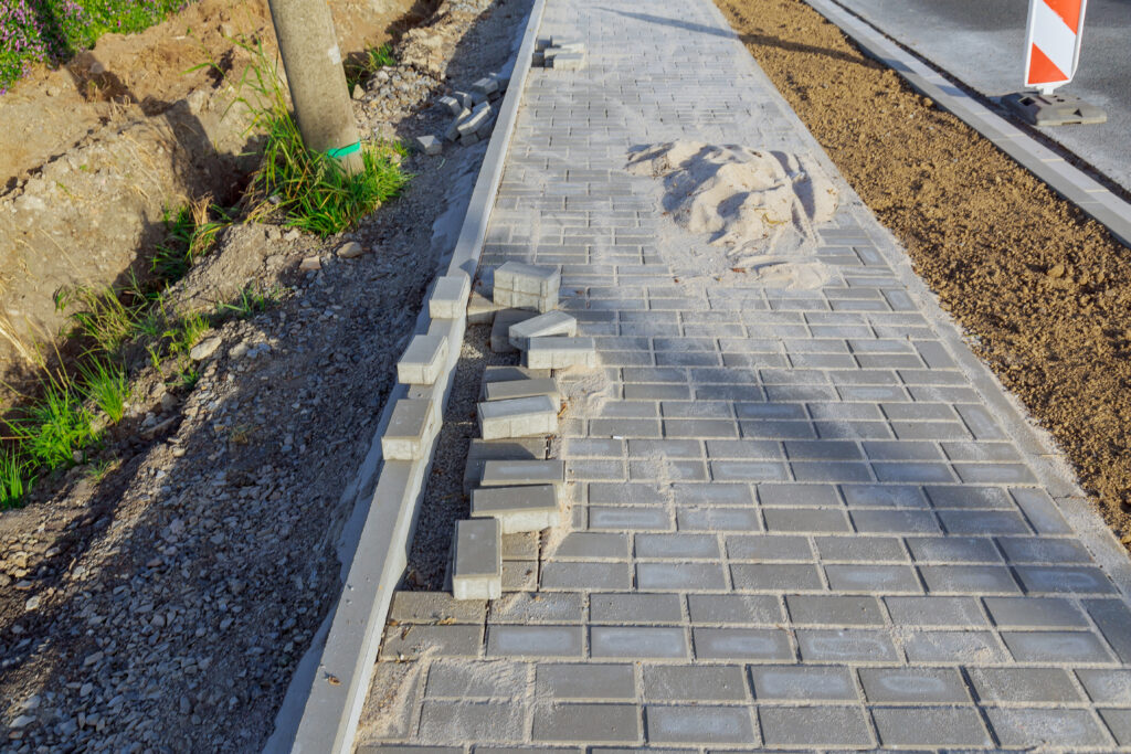 Trinkelių takų ir kitų zonų įrengimas su borteliais prie namo